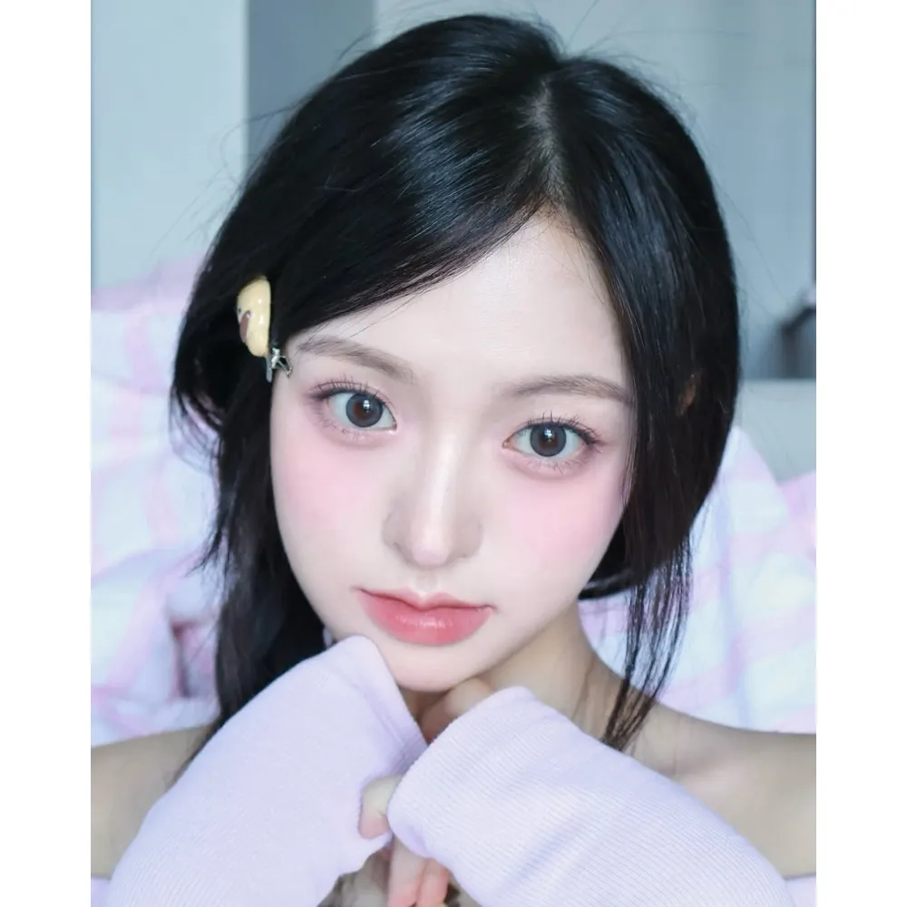 Cô gái Hàn Quốc tô son hồng nhạt trong trẻo, ngây thơ.