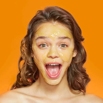 Cô gái dưỡng da mặt với sản phẩm từ bí ngô