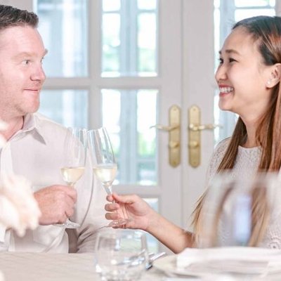 cặp đôi uống rượu bên bàn tiệc