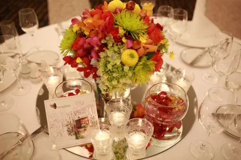 Hoa và nến tạo nên sự kết hợp hoàn hảo cho bữa tiệc