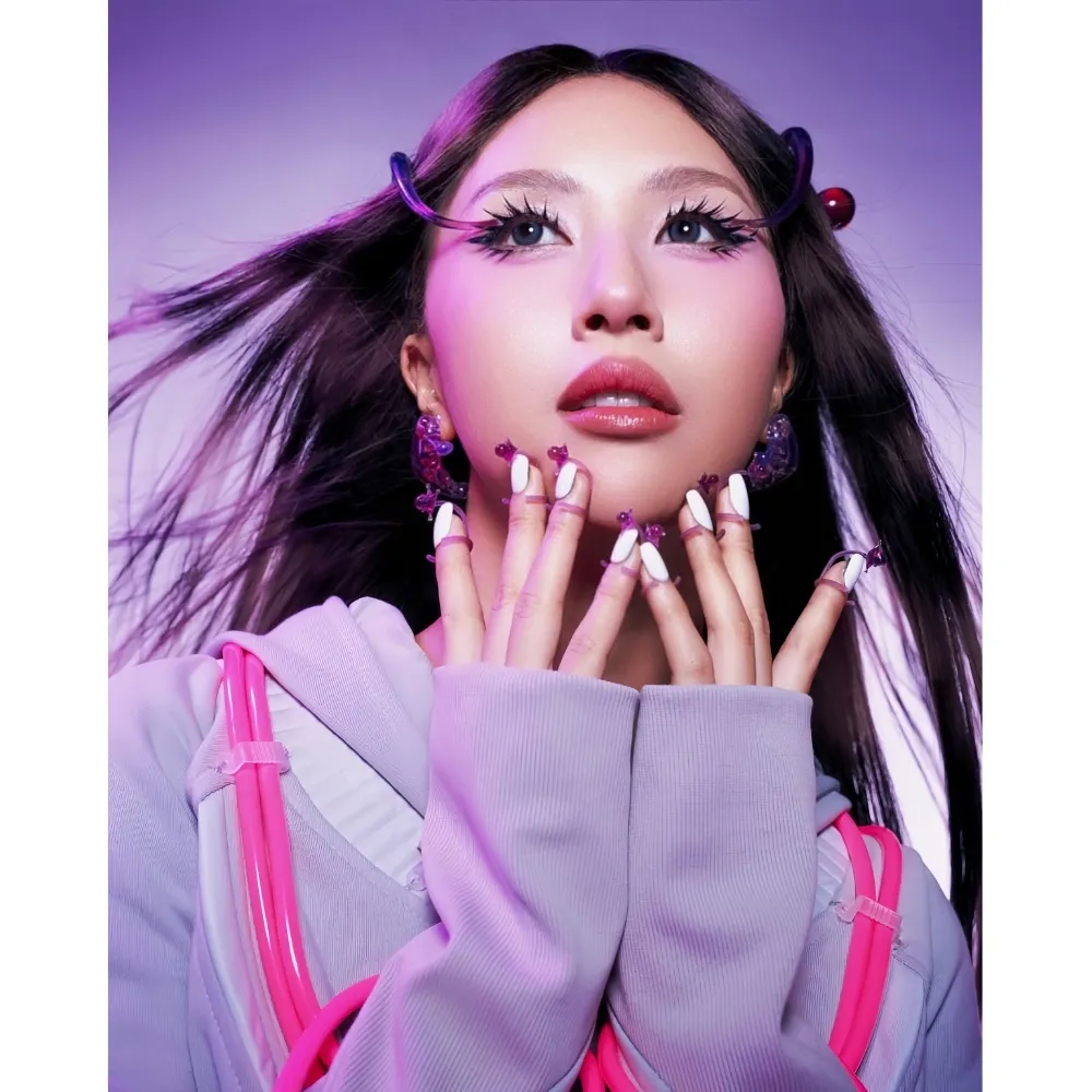 Fashionista xứ Hà Thành tạo dáng với layout cyberpunk rực rỡ.