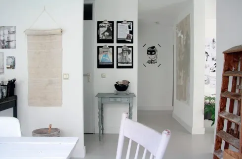 Thay cho sự ngăn cách giữa các phòng như trước kia, Desiree đã cho phá bỏ hầu hết các bức tường trong nhà để tạo ra không gian thông suốt và thoáng đãng. giờ đây cô có thể đứng ở trong bếp mà vẫn có thể lướt mắt để thấy phòng khách và tiền sảnh.