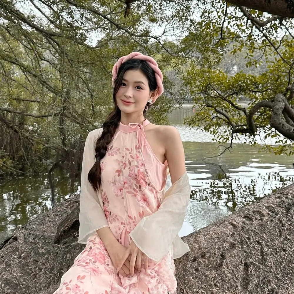 Cô gái mang áo dài và đội mấn màu hồng