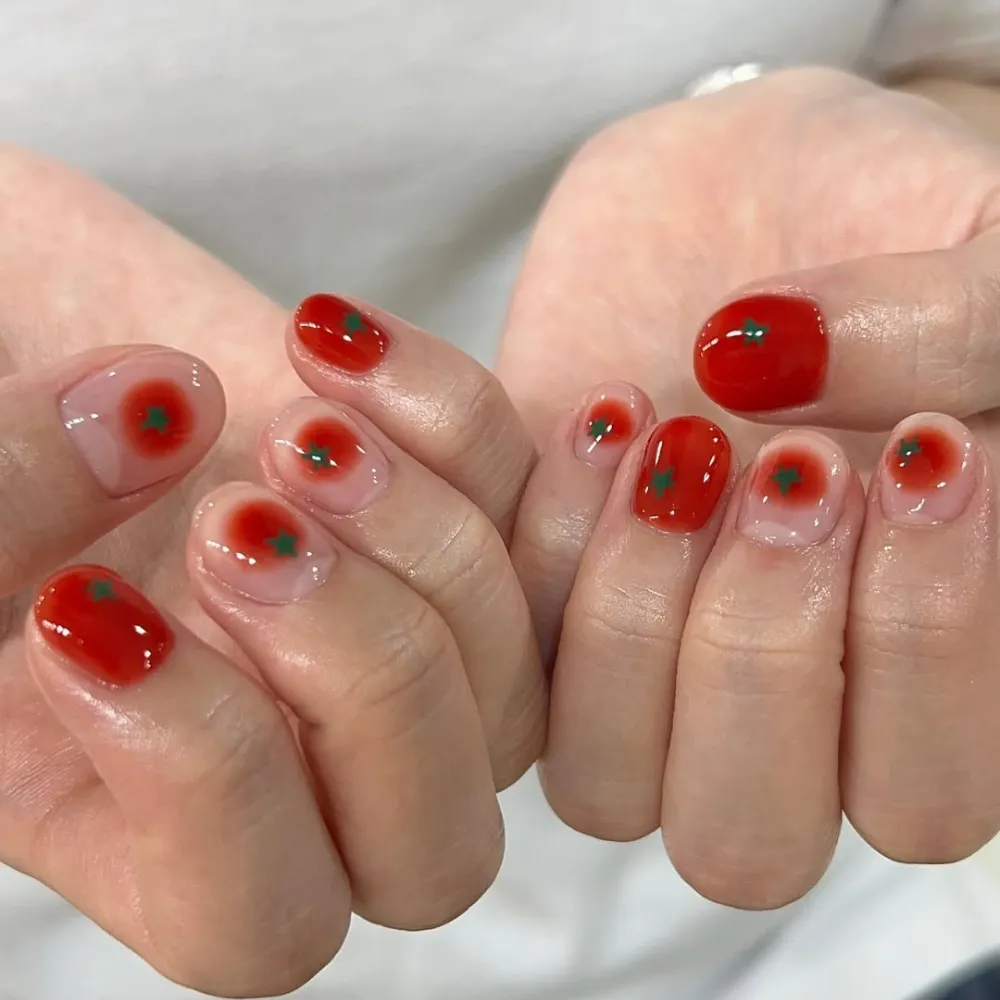 bộ nail màu đỏ tươi có họa tiết trái cà chua