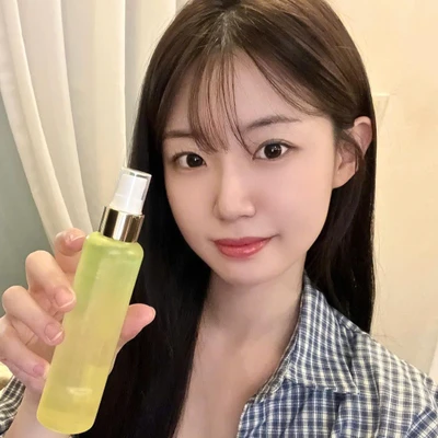 cô gái cầm lọ mỹ phẩm