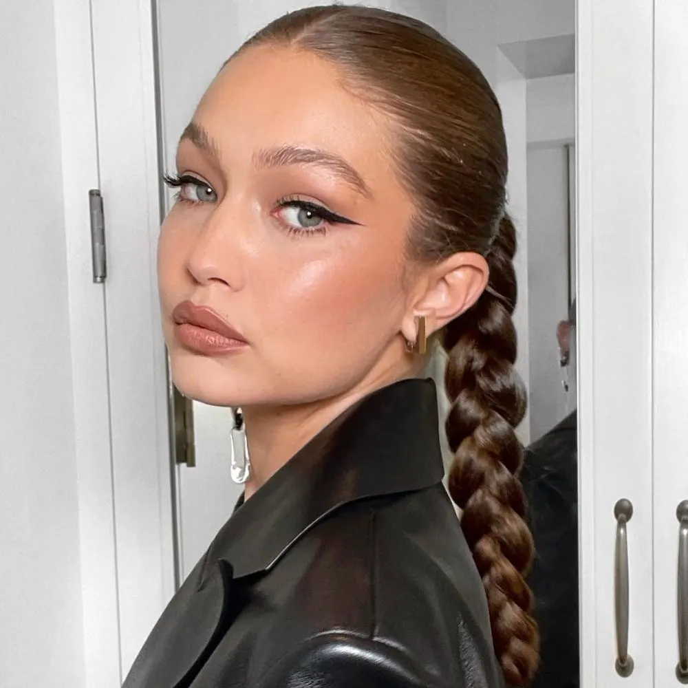 Hình ảnh Gigi Hadid sử dụng bút kẻ mắt nước.