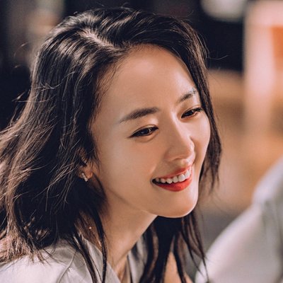 Không khó nhận ra gương mặt nàng Cố Giai được "nịnh" hơn khi để kiểu tóc này.