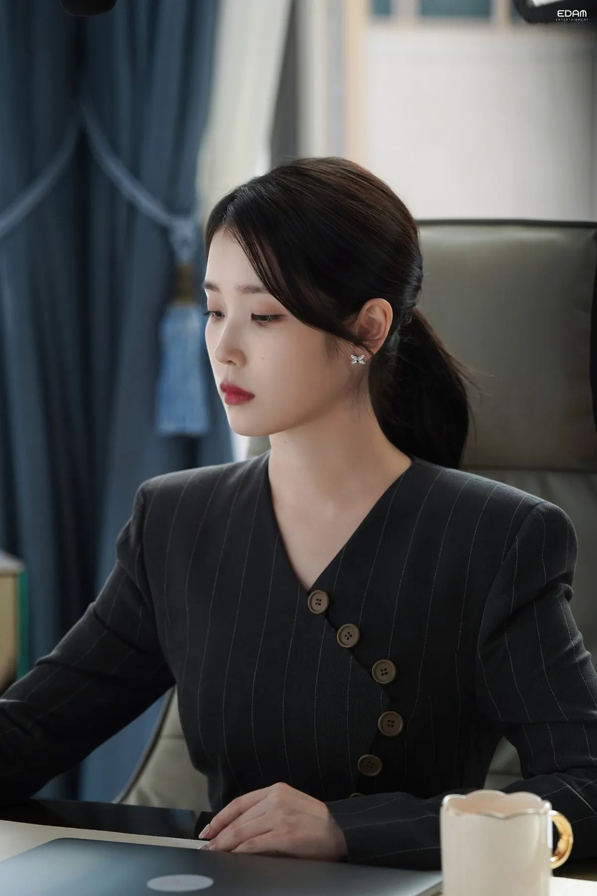 ELLE-PHONG-CACH-THOI-TRANG-IU-PERFECT-CROWN-PHIM00030