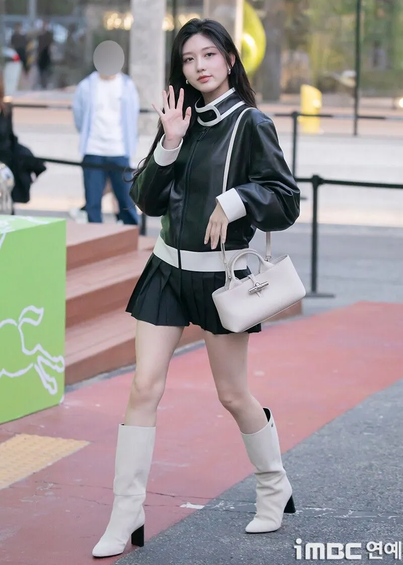 Áo khoác bomber khẳng định cá tính mạnh mẽ.