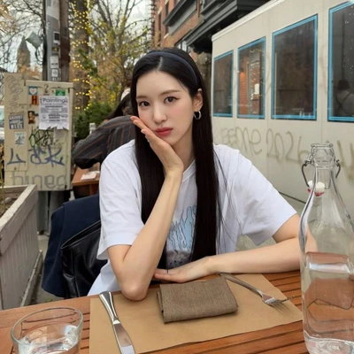 cô gái đang ngồi trên bàn ăn