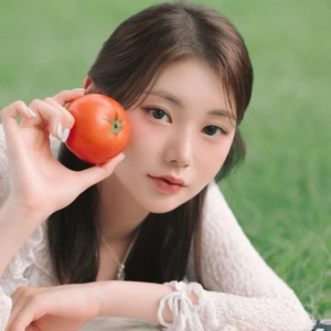 Cô gái tạo dáng với quả cà chua giàu vitamin E.