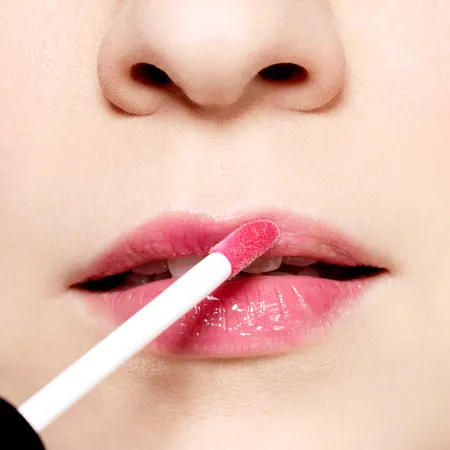 Son bóng màu nhẹ nhàng sẽ giúp bạn có một bờ môi căng mọng và đầy sức sống hơn