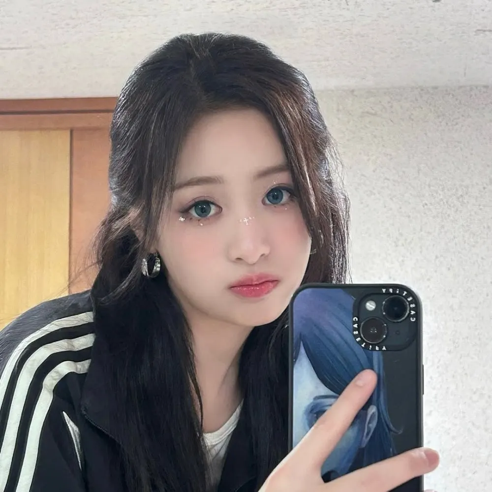 ahyeon đeo kính áp tròng