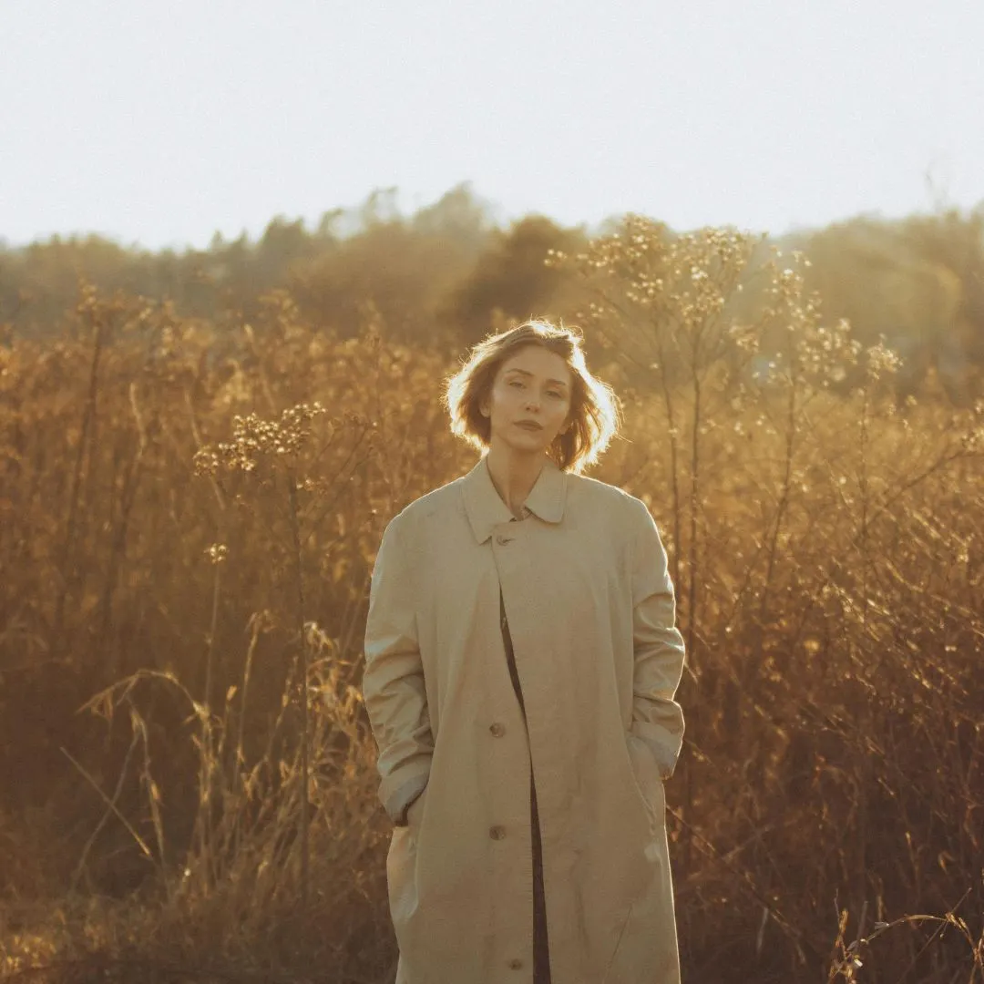 cô gái tóc ngắn đứng dưới ánh nắng tử vi ngày 16/4/2026