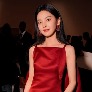 chương nhược nam trang điểm nền nhẹ tự nhiên tại show diễn givenchy thuộc tuần lễ thời trang paris