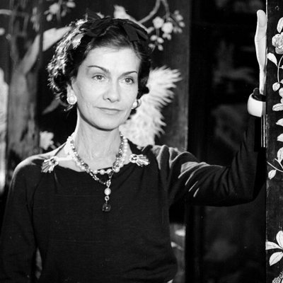 chân dung ntk coco chanel đứng bên cửa sổ