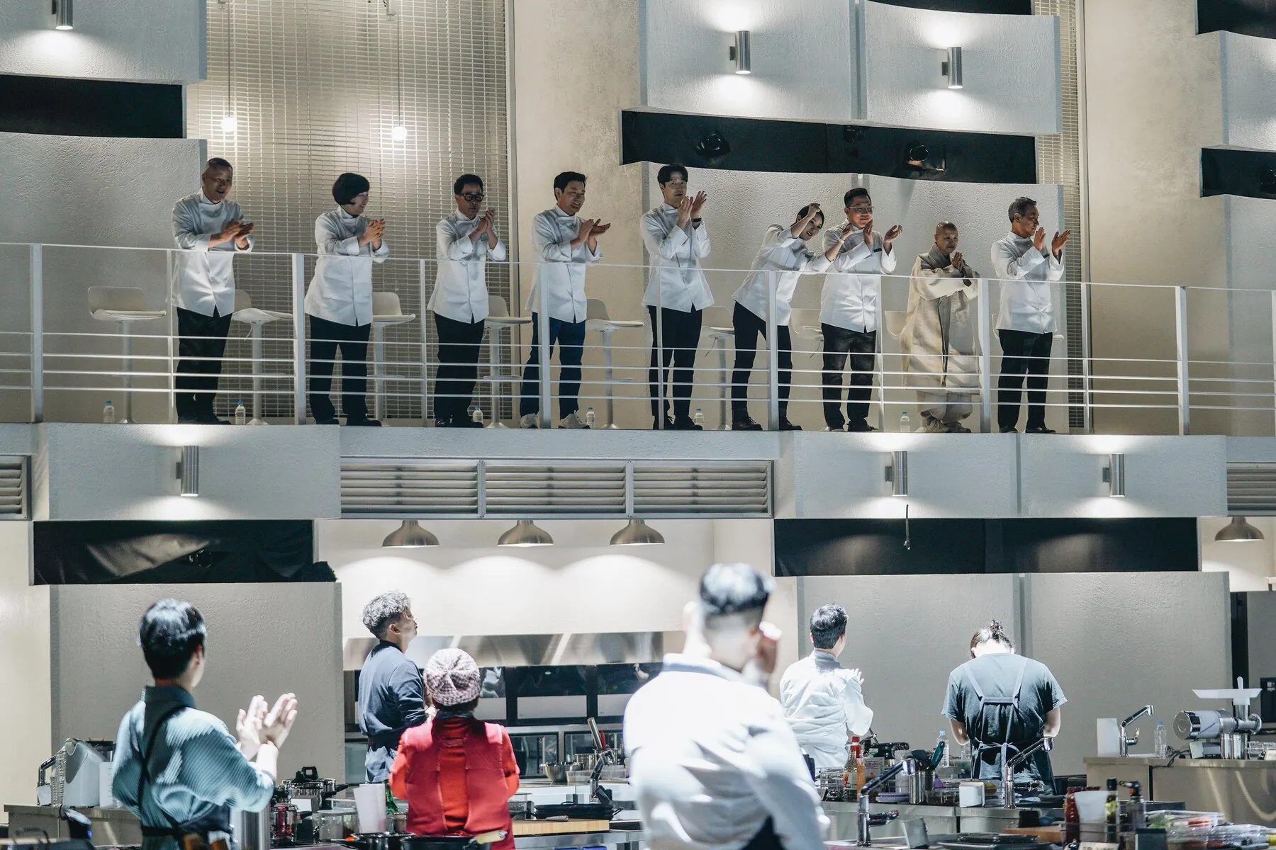 Các đầu bếp Thìa Trắng cổ vũ cho màn thi đấu của các đầu bếp Thìa Đen trong 3 tập đầu Culinary Class Wars 2.