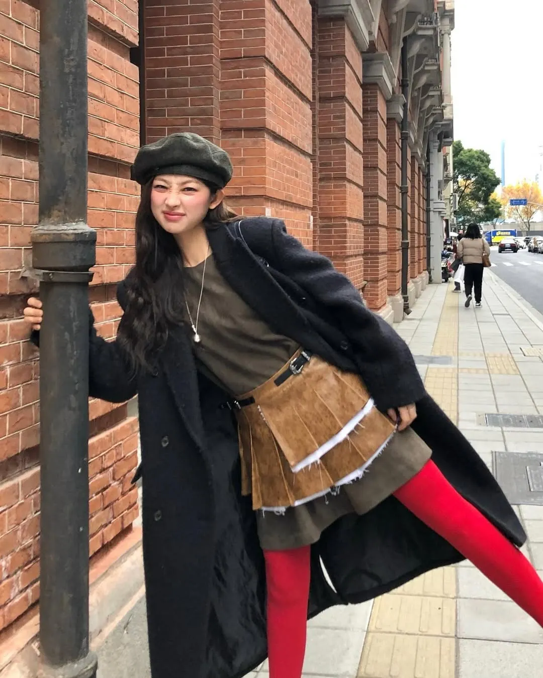 _hyerimood_  diện váy da phối quần tất 