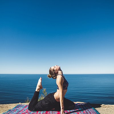yoga chữa đau lưng cô gái tập yoga ngoài biển