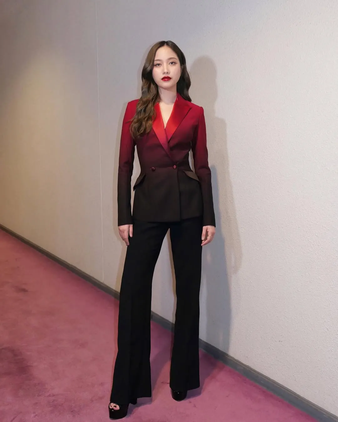 Freen Sarocha suit cùng quần ống loe