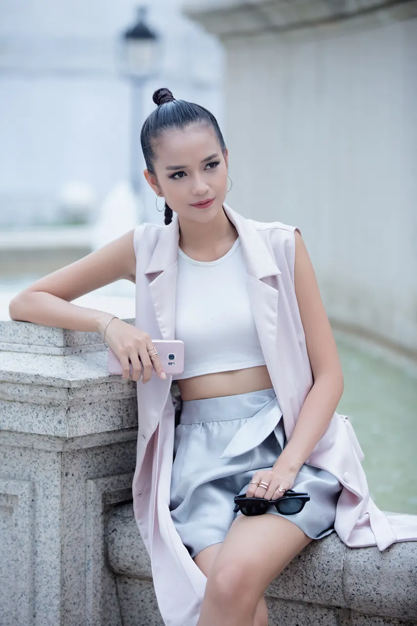 Ngọc Châu Vietnam’s Next Top Model lựa chọn phong cách đối lập xuống phố trước thềm Vietnam International Fashion Week Thu Đông 2016 - ELLE VN