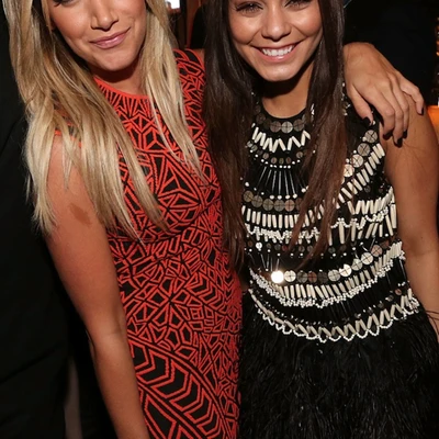 Ashley Tisdale và Vanessa Hudgens lần đầu song ca với nhau