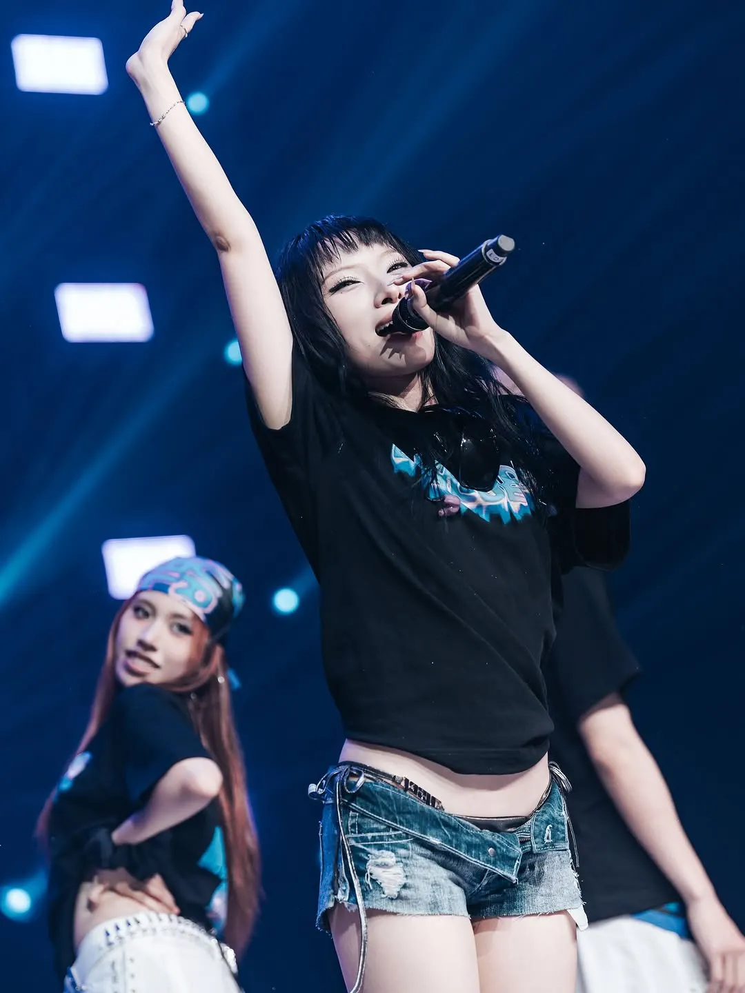 bản phối áo phông và quần denim