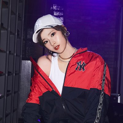 cô gái đội mũ lưỡi trai phòng tập athleisure
