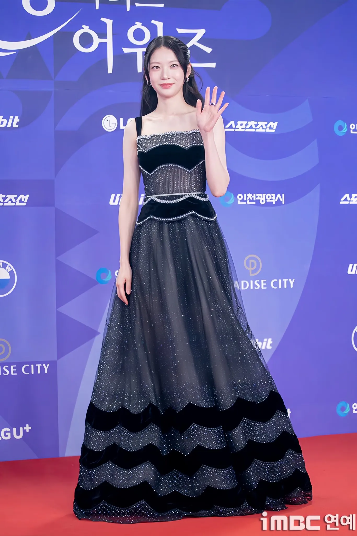 Gong Seung Yeon lựa chọn váy từ Elisabeth Luxe
