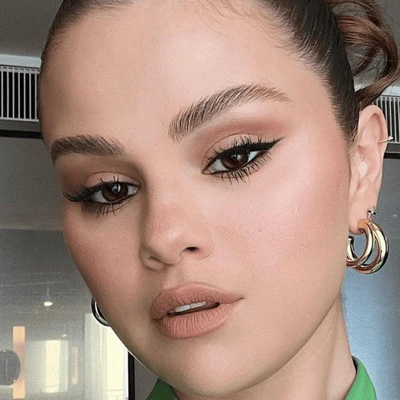 các gợi ý quà tặng từ sản phẩm làm đẹp xanh để xinh đẹp như Selena Gomez