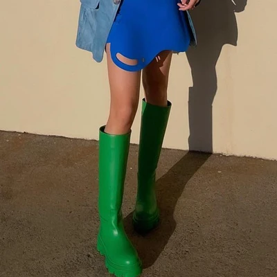 xu hướng boots cao su màu sắc