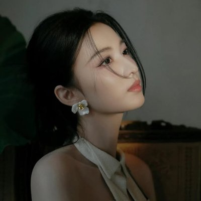 Vương Sở Nhiên búi tóc và đeo bông tai bản to