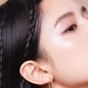 Trương Tịnh Nghi da sáng bóng - điện di