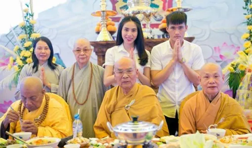 Thủy Tiên và Công Vinh đến chùa ở Biên Hòa làm từ thiện