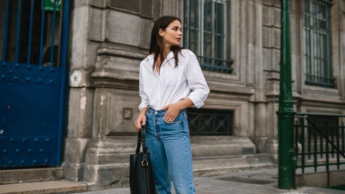 harper and harley mặc áo sơmi trắng và quần jeans 2