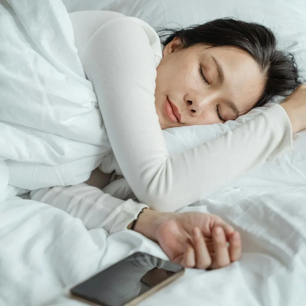 cô gái ngủ một bên