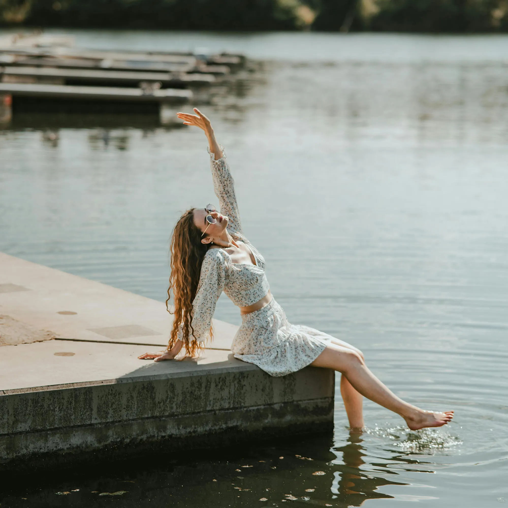 cô gái đeo kính áp dụng mẹo tâm lý học để hạnh phúc