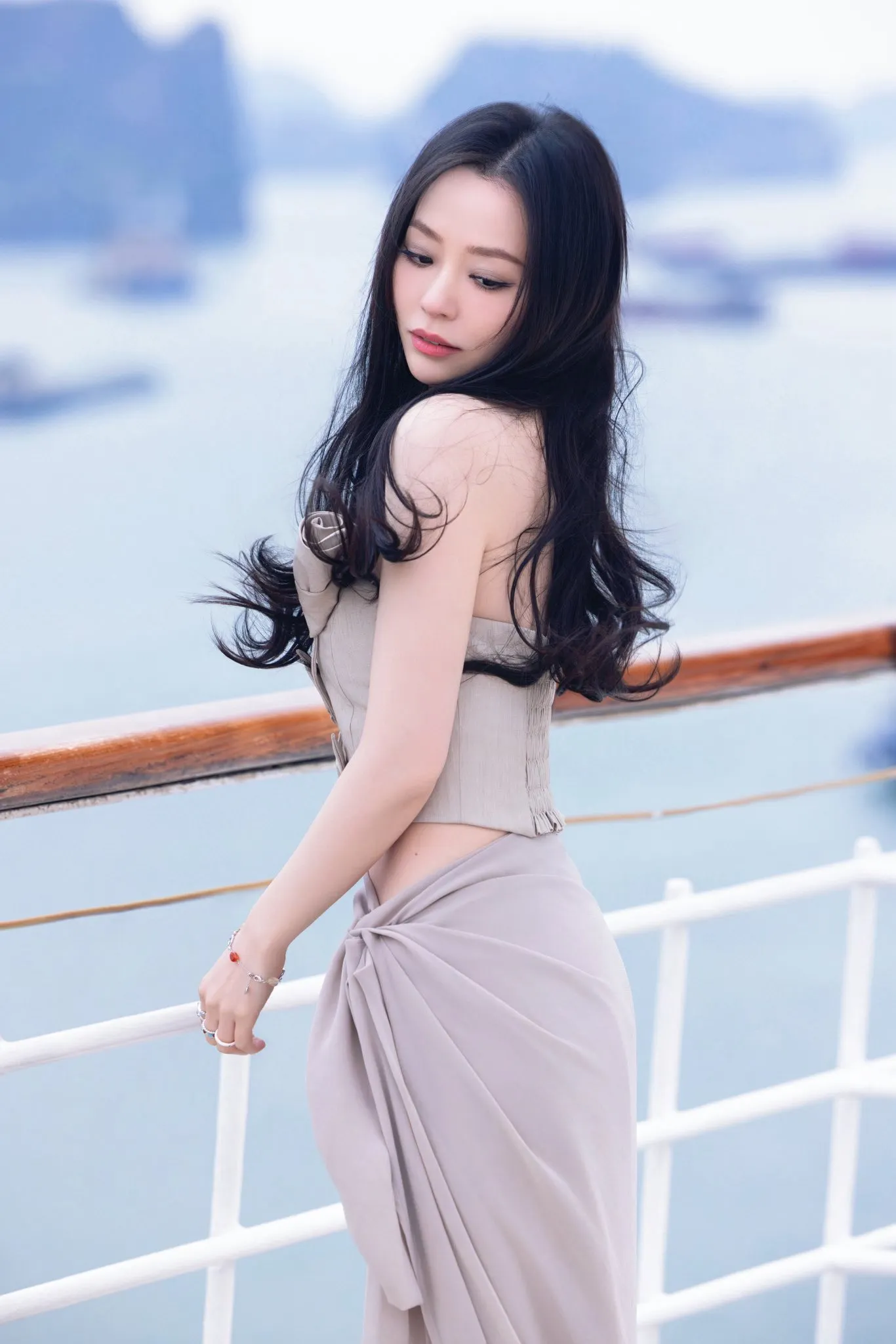 trương lương dĩnh diện corset tại vịnh hạ long