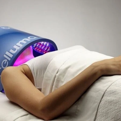 cô gái nằm mặt nạ đèn led