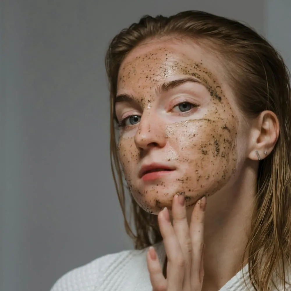 Hình ảnh cô gái với sản phẩm tẩy da chết vật lý dạng scrub.