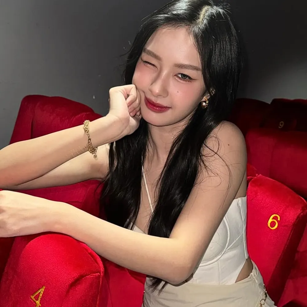Milk Pansa Vosbein ngồi chống tay lên cằm