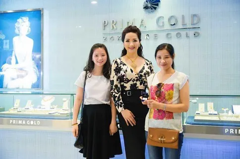 Đại sứ thương hiệu của Prima Gold trao giải cho người chiến thắng cuộc thị mini game trên Facebook