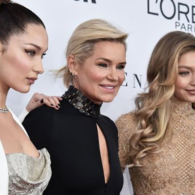 Bella Hadid chung vui cùng chị gái Gigi Hadid khi được nhận giải thưởng "Woman Of The Year"