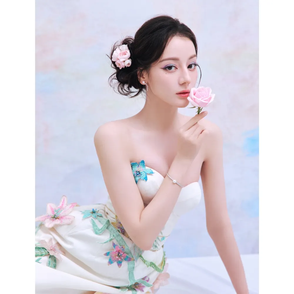 Nữ diễn viên Trung Quốc Địch Lệ Nhiệt Ba cầm hoa hồng trên tay.