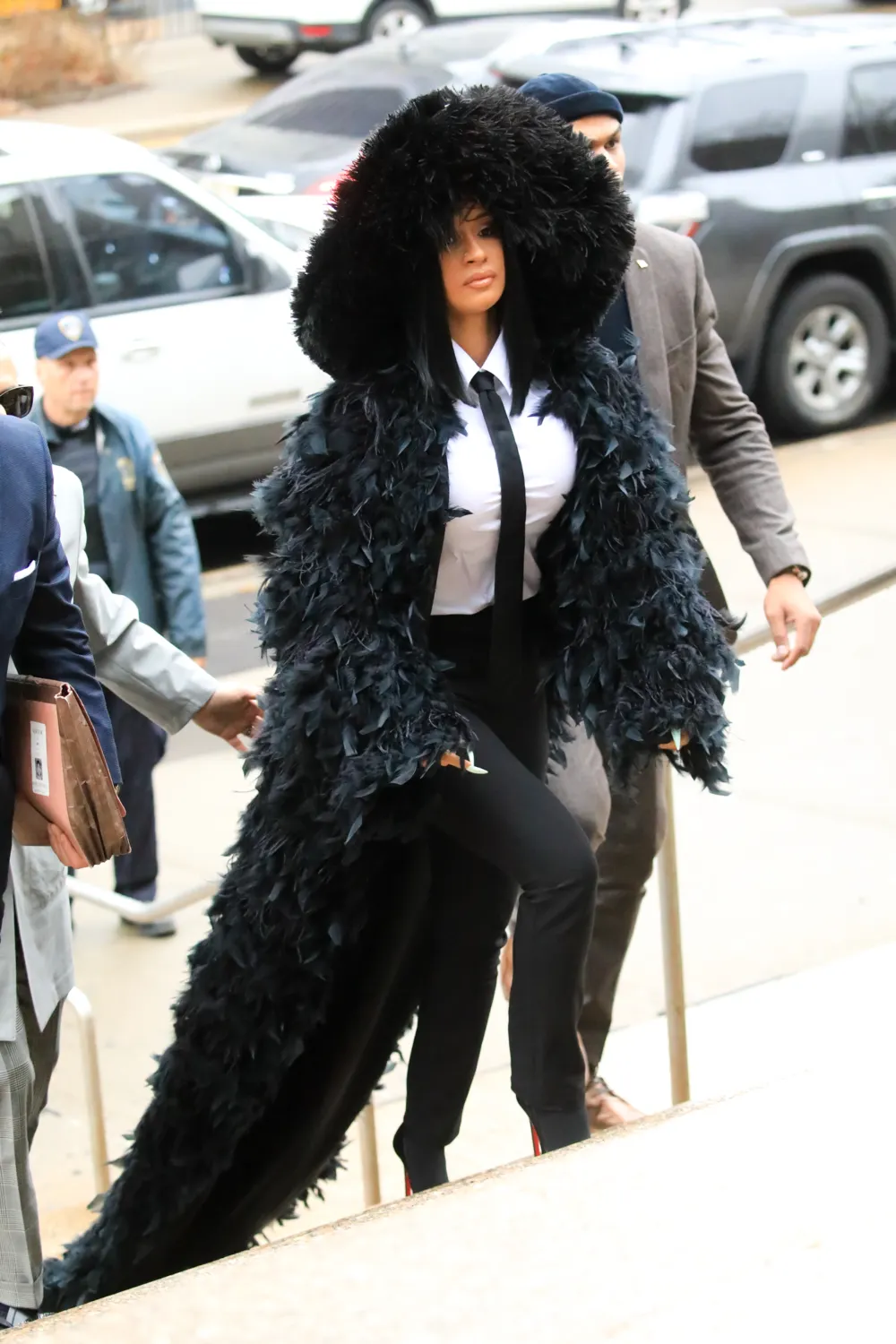 Cardi B diện áo lông hầu toà 