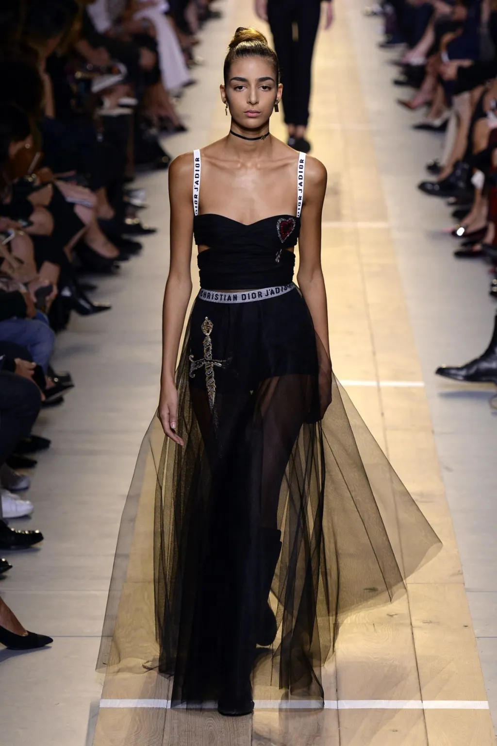 Chiuri mang tới Dior những chiếc váy tulle bay bổng với hình thêu chiếc kiếm ánh kim từ bài tarot 