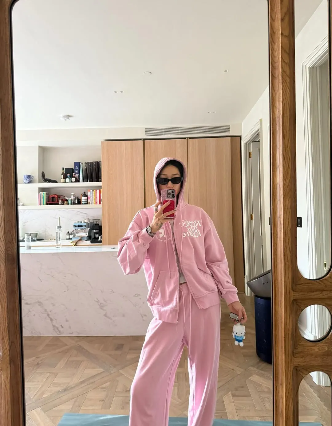 thời trang dj peggy gou áo khoác hồng 