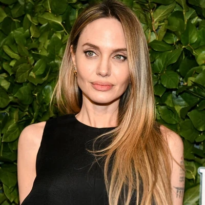 Angelina Jolie với làn da trẻ trung nhờ sử dụng kem dưỡng có chiết xuất caviar