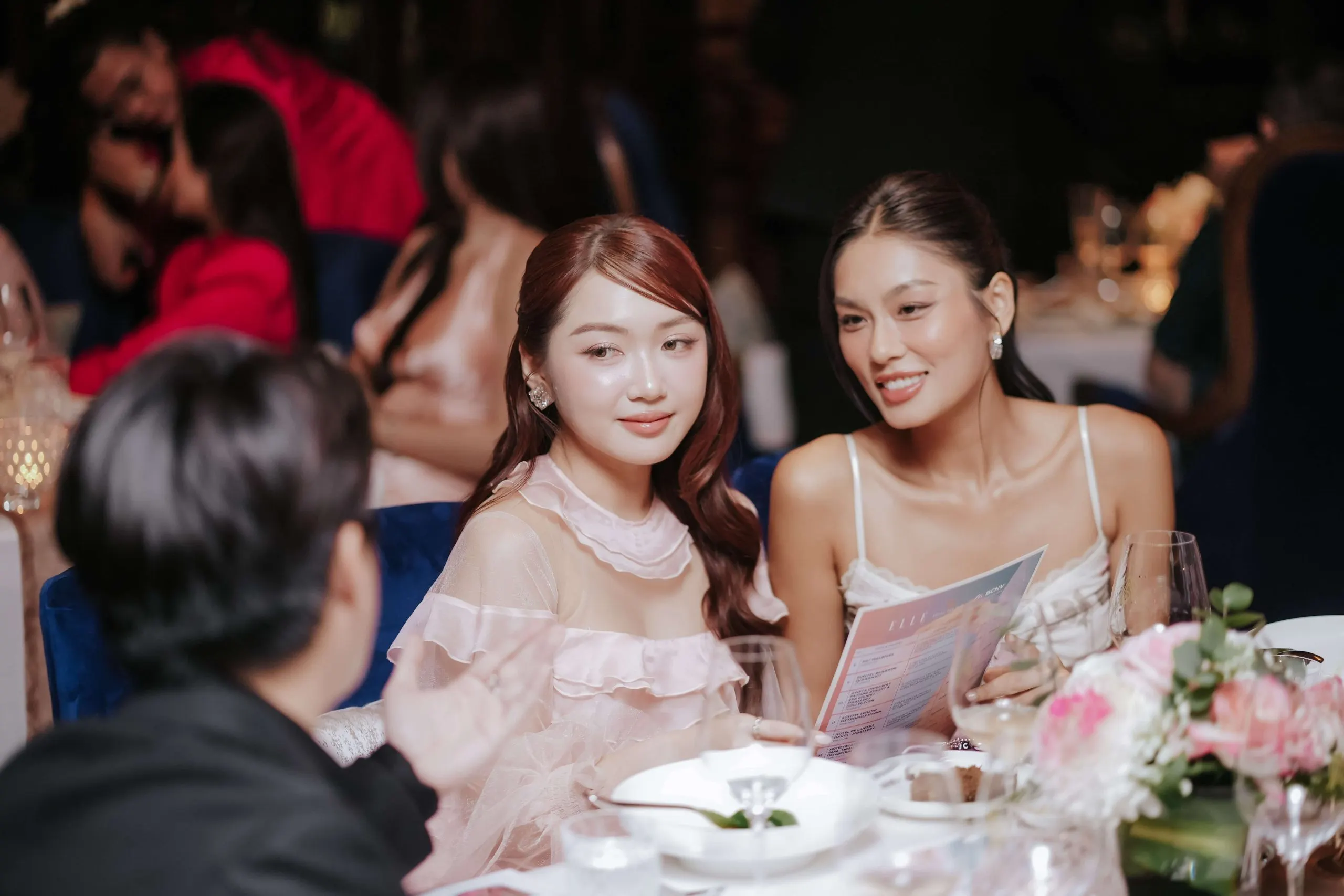 Chloe Nguyễn (bên trái) và Thảo Nhi Lê (bên phải) góp phần lan tỏa thông điệp Pink October tới cộng đồng.