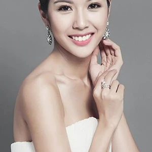 Pham Hong Thuy Van dang quang a hau hoa hau quoc te 2015 cover